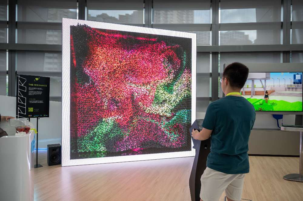 數碼娛樂領袖論壇2023：透過感應器探測出參與者的心跳頻率，將色彩繽紛的粒子堆砌成不同形態，即時呈現上LED Wall大屏幕