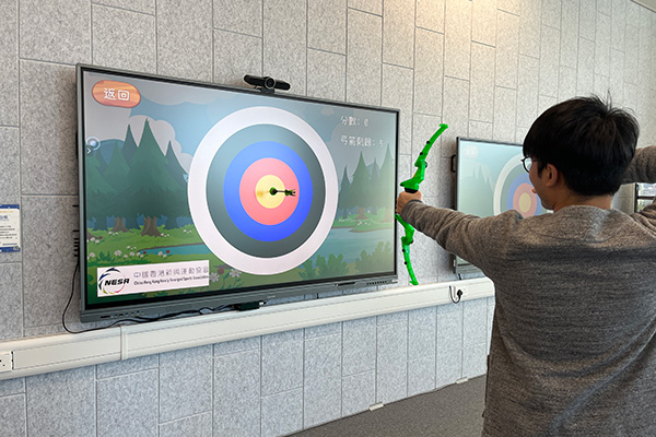 配合互動遊戲軟件及道具，讓學生體驗新興運動「穿雲箭」。